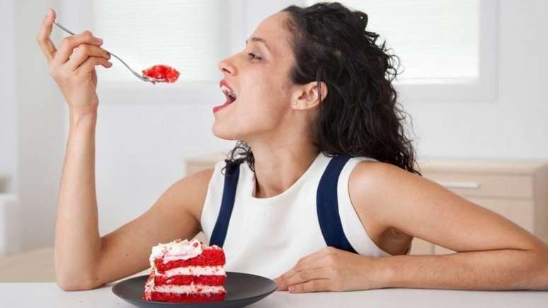 Especialistas aconselham evitar lanches ultraprocessados, como bolos, biscoitos e produtos de confeitaria, que favorecem o r&aacute;pido ac&uacute;mulo de gordura abdominal