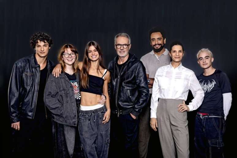 Elenco de '#malditos16', com Pedro Waddington, Sara Vidal, Benjam&iacute;n, Julia Maez, Helena Ranaldi e Matheus Sousa, sob dire&ccedil;&atilde;o de Ricardo Waddington.