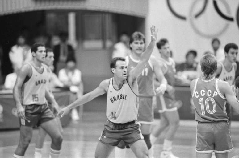 தென் கொரியாவின் சியோலில் நடந்த ஒலிம்பிக் போட்டியின் காலிறுதிப் போட்டியில், யுஎஸ்எஸ்ஆர் அணிக்கு எதிரான ஆட்டத்தின் போது, ​​பிரேசிலைச் சேர்ந்த வீரர் ஆஸ்கார் ஷ்மிட் (c).