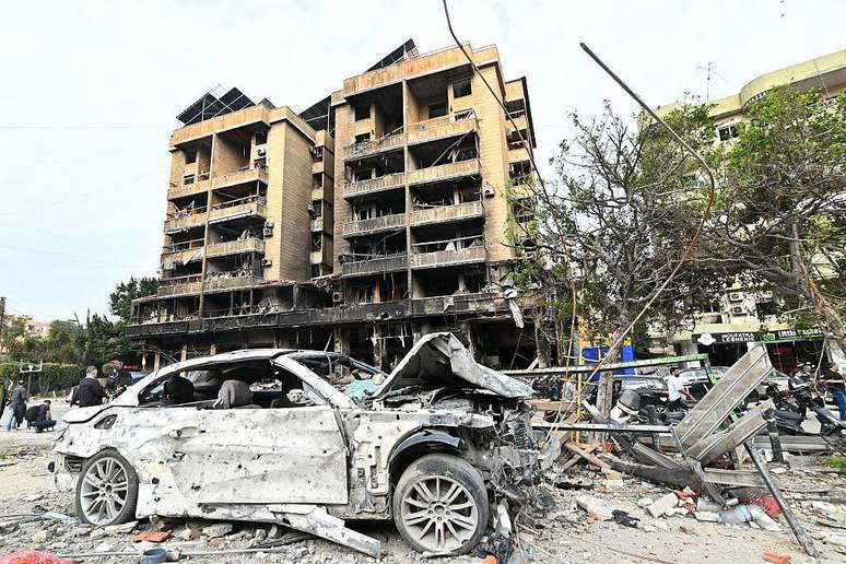 Edif&iacute;cios e carros destru&iacute;dos em sub&uacute;rbio do sul de Beirute