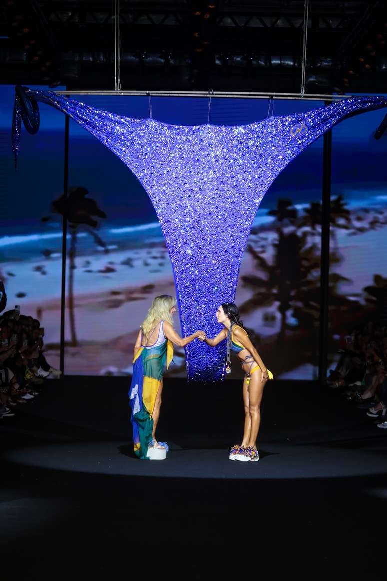 Hel&ocirc; Pinheiro e a neta Bruna no desfile da BlueMan 