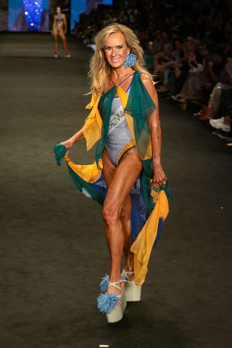 Hel&ocirc; Pinheiro no desfile da BlueMan 