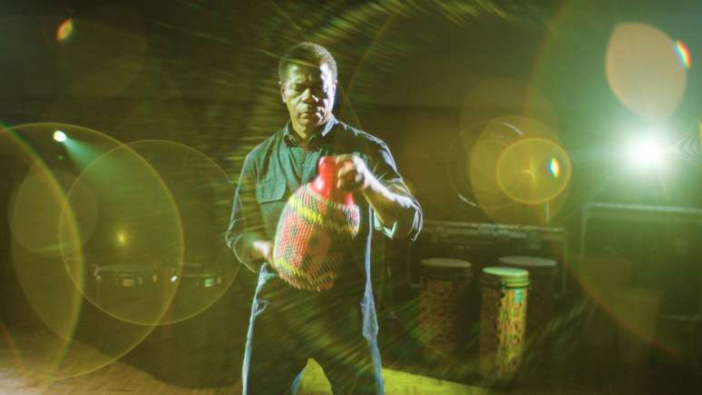 O nome de Paulinho da Costa aparece na ficha t&eacute;cnica de quase sete mil can&ccedil;&otilde;es