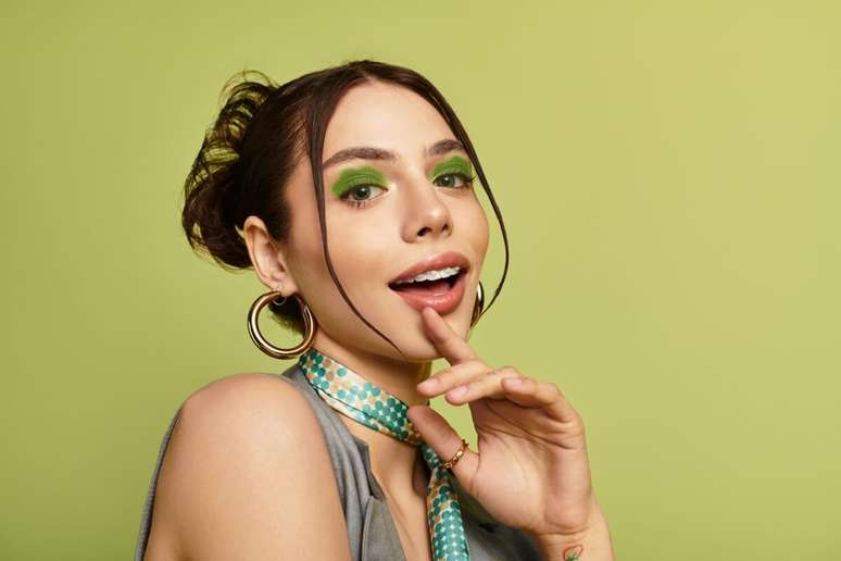 O verde-oliva &eacute; um tom que traz profundidade &agrave; make e deixa o look mais moderno 