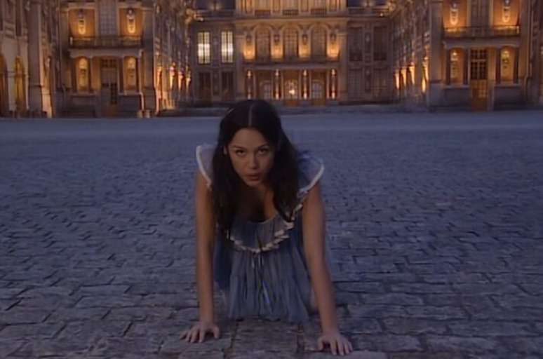 Cantora lan&ccedil;a primeiro single do novo &aacute;lbum com v&iacute;deo ambientado em Versalhes