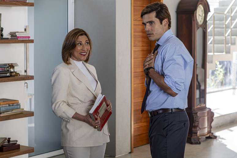 Beth Goulart e Nicolas Prattes em O Advogado de Deus