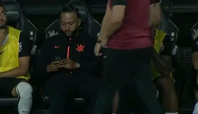 Memphis Depay usou celular no empate do Corinthians contra o Flamengo