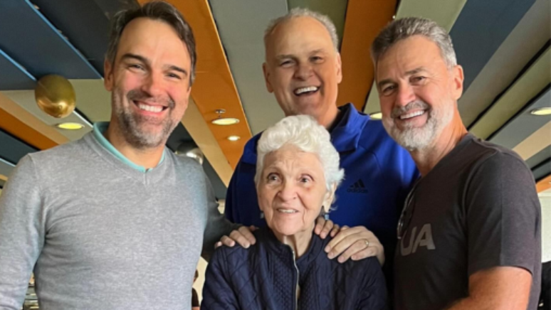 Oscar Schmidt ao lado dos irm&atilde;os e da m&atilde;e