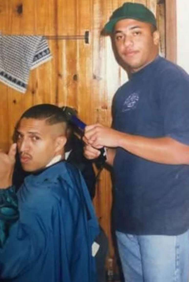 Josyas corta o cabelo de Mano Brown h&aacute; 30 anos