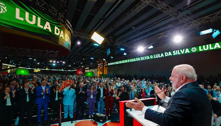 బార్సిలోనా ఫెయిర్‌లో జరిగిన గ్లోబల్ ప్రోగ్రెసివ్ మొబిలైజేషన్ 1వ సమావేశంలో అధ్యక్షుడు లూలా మాట్లాడుతున్నారు