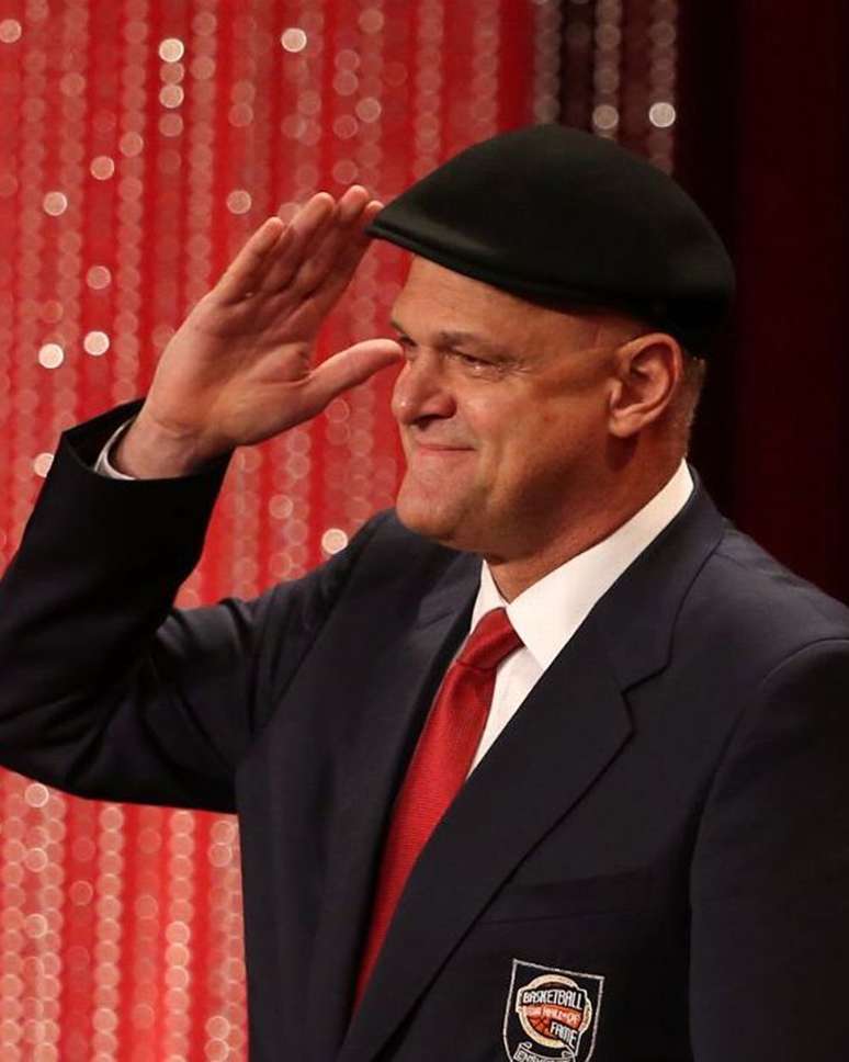 Oscar Schmidt em sua indu&ccedil;&atilde;o ao Hall da Fama do Basquetebol &ndash; 