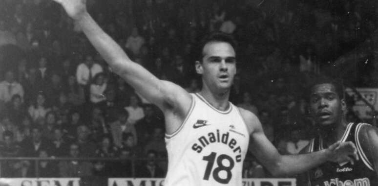 Oscar Schmidt em atua&ccedil;&atilde;o pelo Juvecaserta, da It&aacute;lia &ndash; 