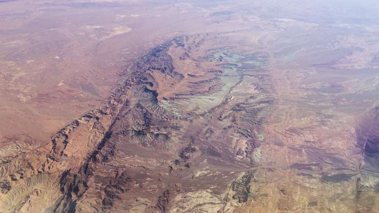 Os vales e cristas das montanhas de Zagros evidenciam a colis&atilde;o das placas tect&ocirc;nicas na regi&atilde;o do Golfo