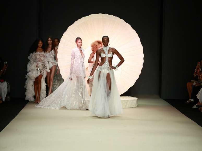 Desfile de Hel&ocirc; Rocha 