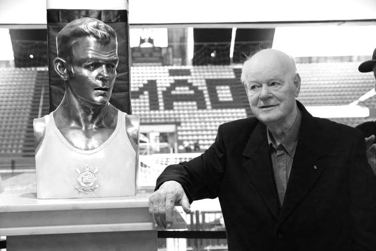 Wlamir Marques ao lado de busto