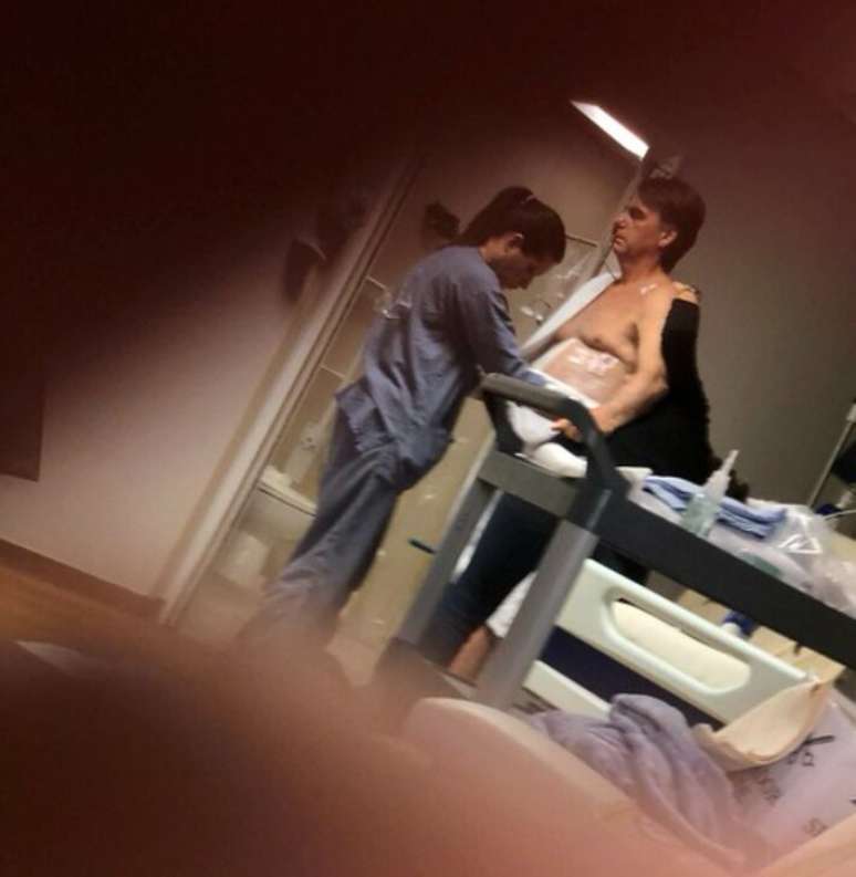 Carlos Bolsonaro divulga foto do ex-presidente no hospital DF Star