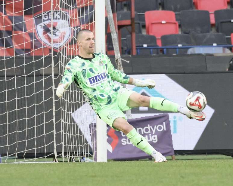 பாலோ விக்டர், அலயாஸ்போர் கோல்கீப்பர் 