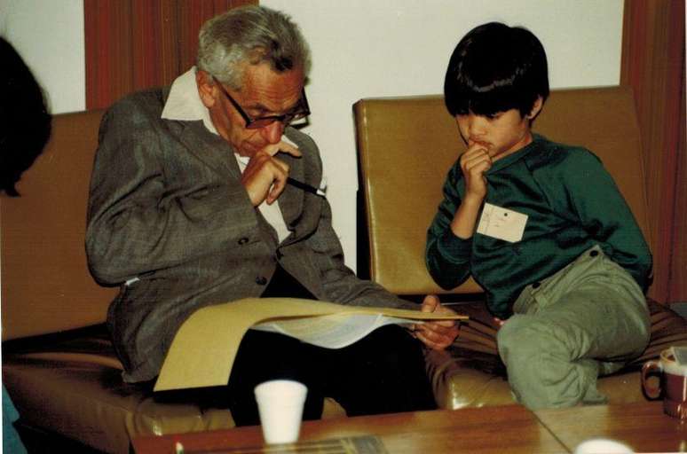 Tao, em 1985, com ningu&eacute;m menos que Paul Erdős, um g&ecirc;nio da matem&aacute;tica que fez importantes contribui&ccedil;&otilde;es para a teoria dos n&uacute;meros e outras &aacute;reas