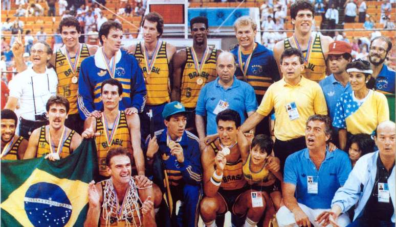 Sele&ccedil;&atilde;o Brasileira masculina comemora a vit&oacute;ria sobre os EUA no Pan de 1987.