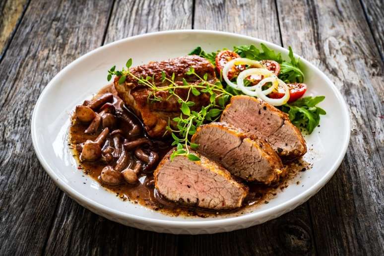 Picanha su&iacute;na com molho de shimeji 