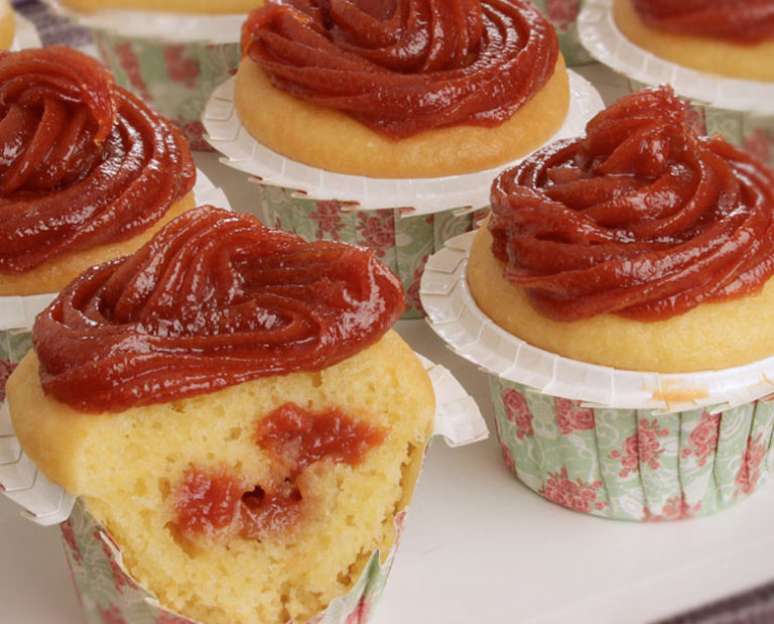 கொய்யா பேஸ்ட் மற்றும் டல்ஸ் டி லெச் உடன் சோள கப்கேக்.