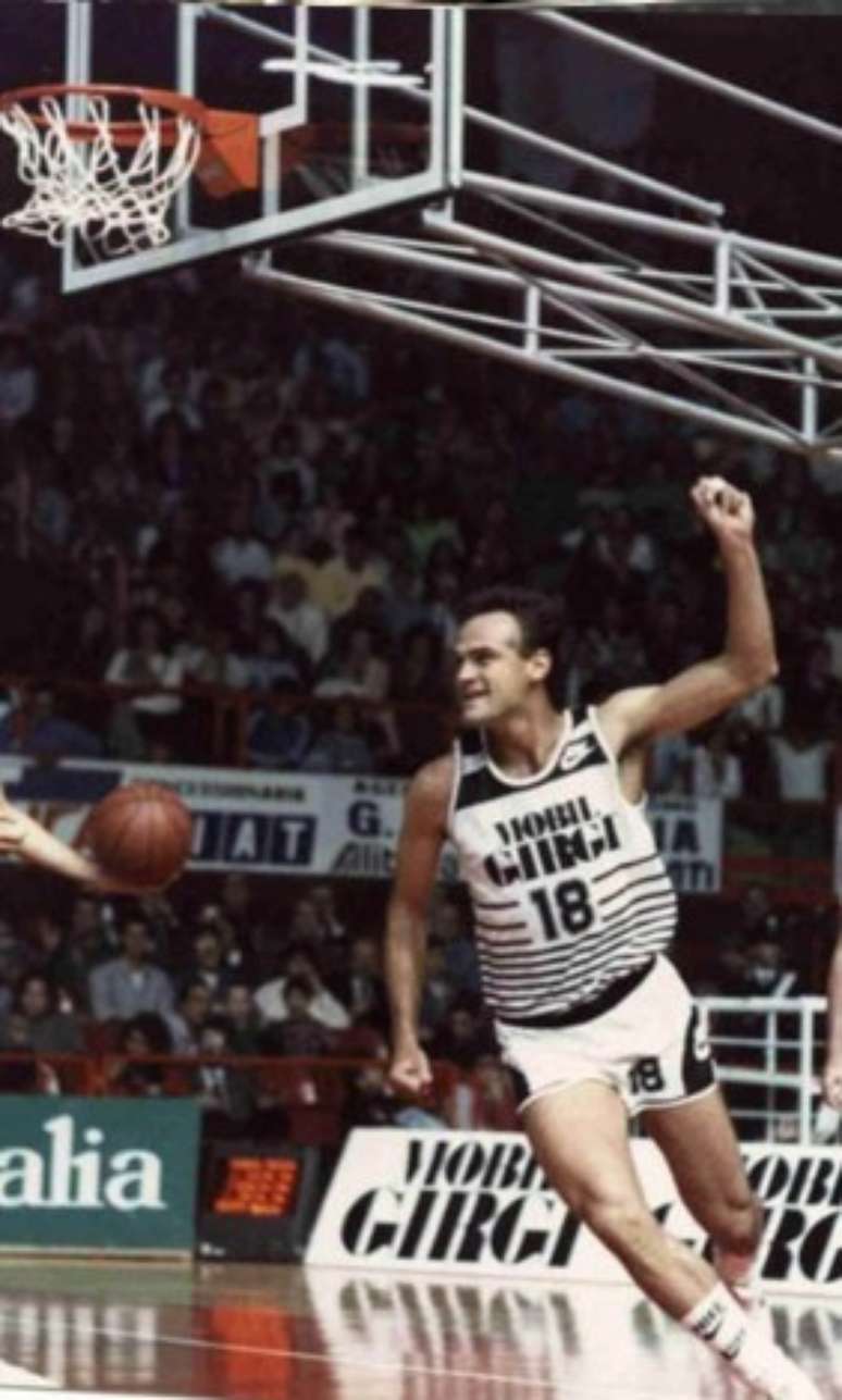 Oscar Schmidt comemora ponto com a camisa do Juvecaserta &ndash; 