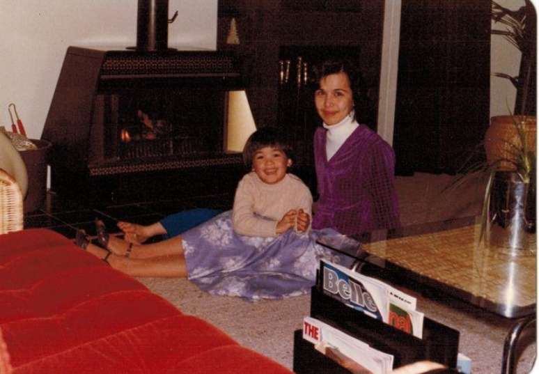 Aos 5 anos, com sua m&atilde;e, Grace, que nasceu em Hong Kong. Ela se formou em Matem&aacute;tica com honras e trabalhou como professora de matem&aacute;tica e ci&ecirc;ncias