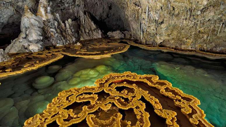 O lago Castrovalva &eacute; um dos v&aacute;rios que se encontram dentro da caverna de Lechuguilla