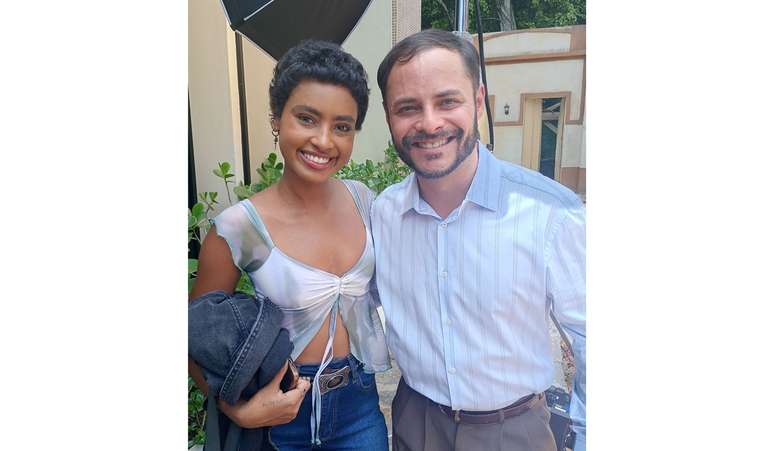 O ator com Gabz (Eduarda), com quem contracena na trama sobre m&uacute;sica e mensagem de esperan&ccedil;a