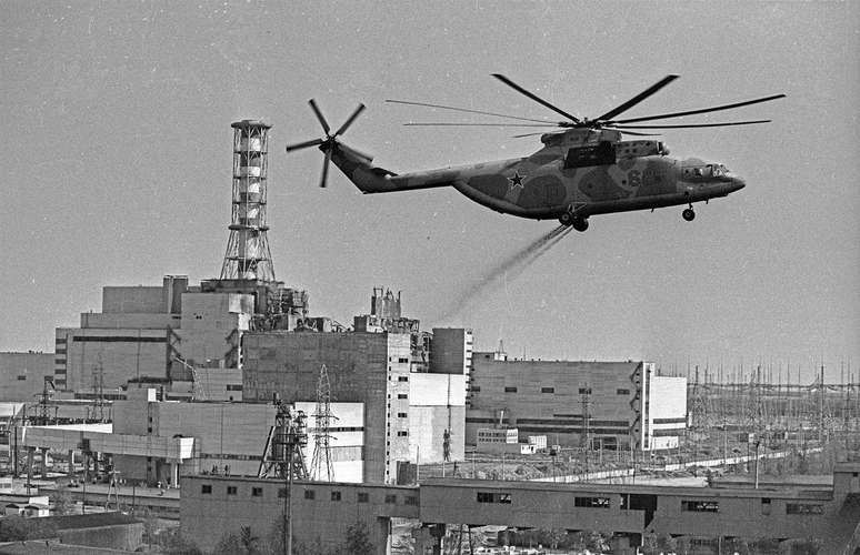Helic&oacute;pteros foram usados ​​para lan&ccedil;ar materiais sobre o reator a fim de conter a contamina&ccedil;&atilde;o