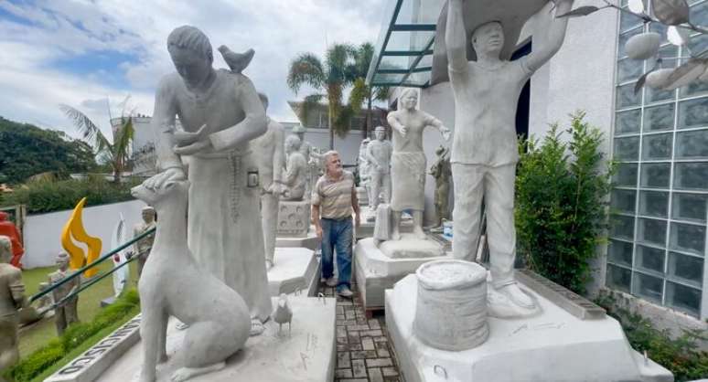 O artista Ad&eacute;lio Sarro no meio de suas esculturas antes de serem submergidas no Guaruj&aacute;.
