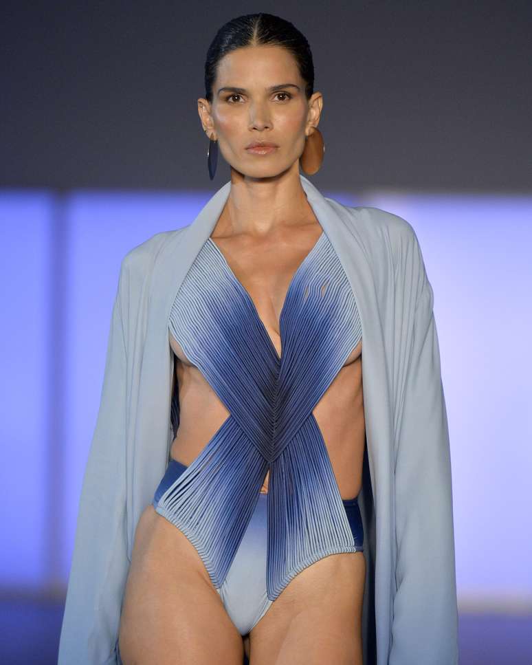 Raica Oliveira no desfile de Lenny Niemeyer 