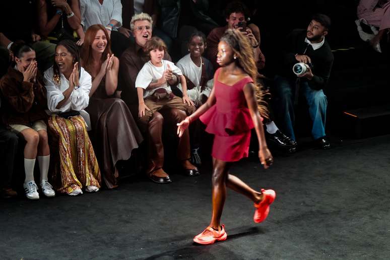 Bruno Gagliasso e os filhos Bless e Zyan aplaudem Titi na passarela 