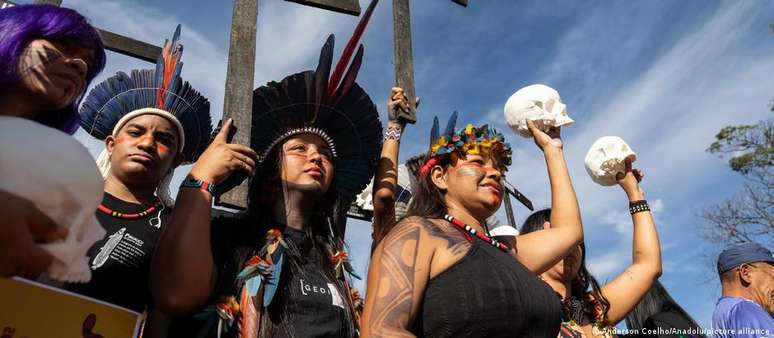వివిధ జాతులకు చెందిన స్థానిక ప్రజలు ఏప్రిల్‌లో బ్రెసిలియాలోని అకాంపమెంటో టెర్రా లివ్రేలో సమావేశమవుతారు