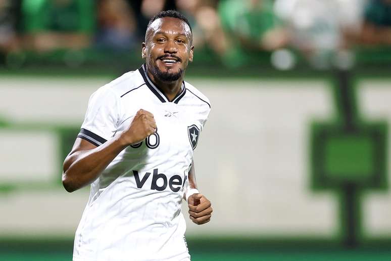 Eden&iacute;lson brilha em vit&oacute;ria do Botafogo contra a Chapecoense 