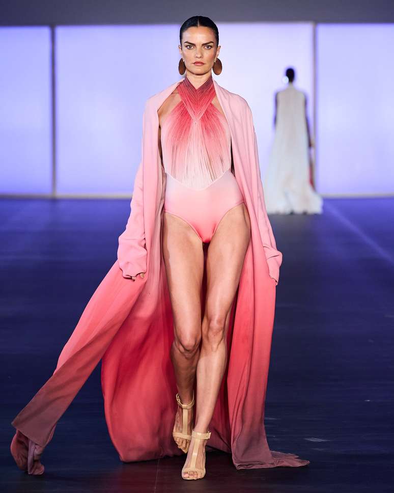 Barbara Fialho no desfile de Lenny Niemeyer 