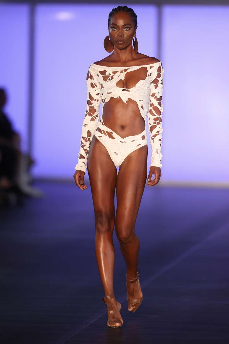 J&eacute;ssica C&oacute;res no desfile de Lenny Niemeyer 