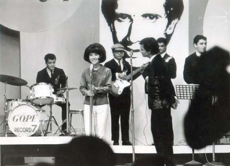 రాబర్టో కార్లోస్ 1966లో టీవీ రికార్డ్‌లో 'జోవెమ్ గార్డా' కార్యక్రమంలో తీసిన ఫోటోలో