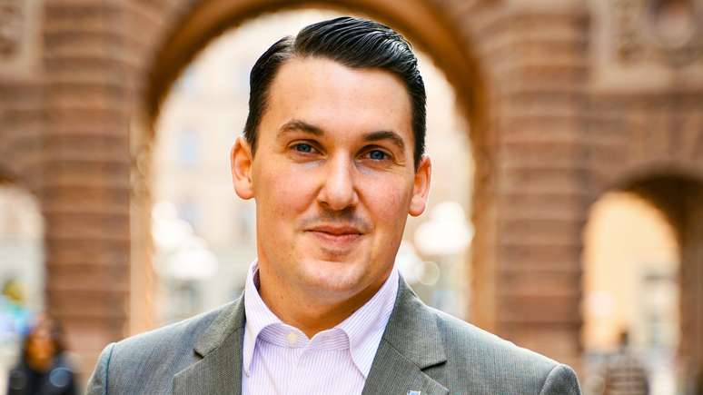 Joar Forsell defende que as crian&ccedil;as aprendem mais com l&aacute;pis e papel