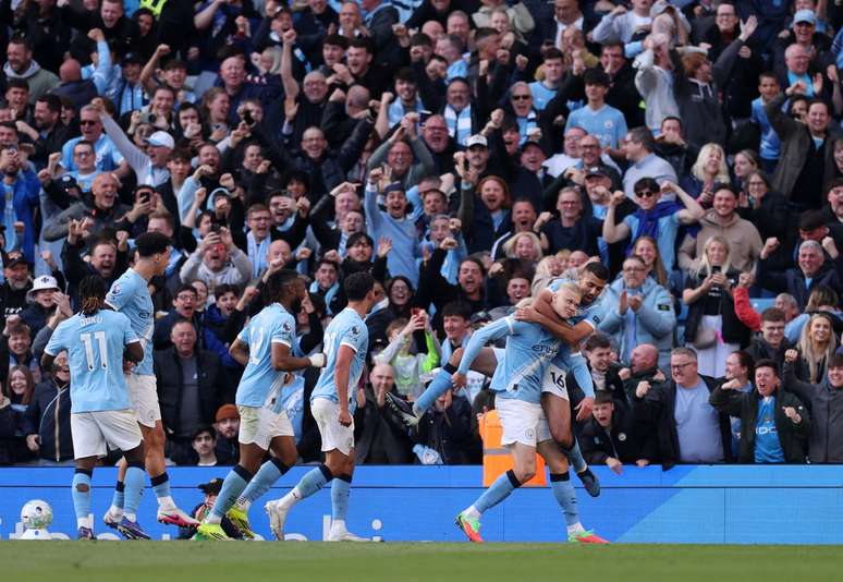 Jogadores do Manchester City comemorando o gol de Haaland 