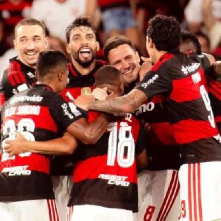 Jogadores do Flamengo comemorando vit&oacute;ria