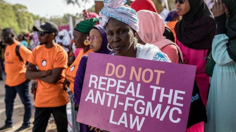 Mulher protesta contra a mutila&ccedil;&atilde;o genital feminina na G&acirc;mbia, em 2024