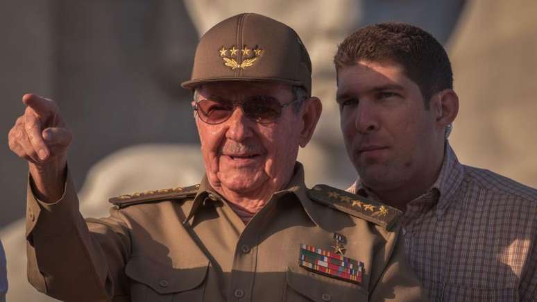O ex-presidente cubano Ra&uacute;l Castro, com seu neto e guarda-costas Ra&uacute;l Guillermo Rodr&iacute;guez Castro, conhecido como o 'Caranguejo', que alguns especialistas relacionam &agrave; Gaesa