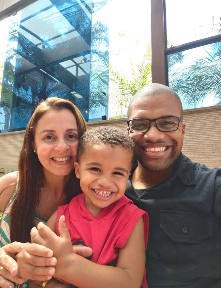 Lion ao lado da sua família