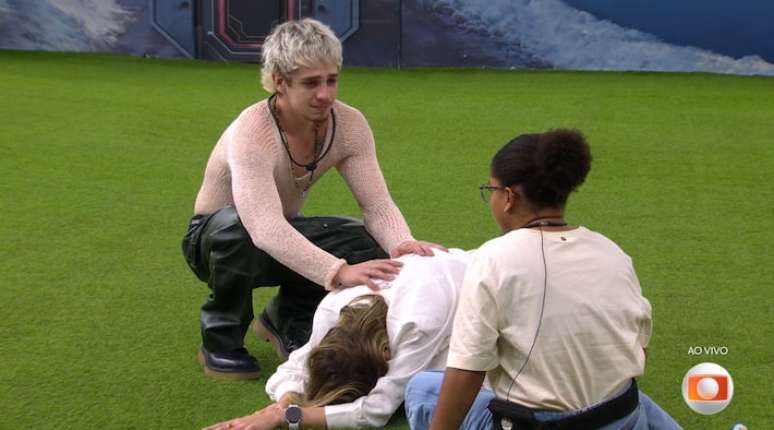Ana Paula chora ap&oacute;s saber da morte de seu pai, dentro da casa do BBB 26, amparada por Juliano Floss e Milena