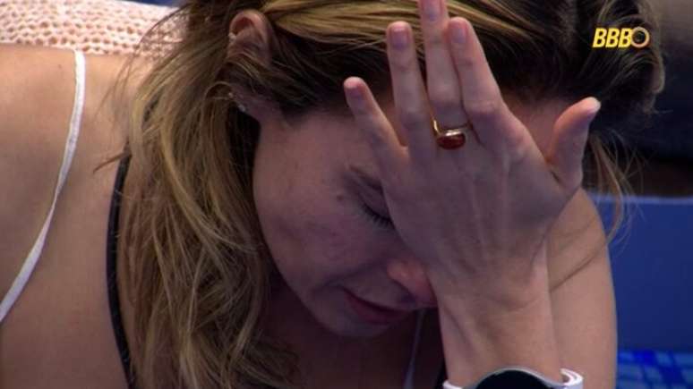 Ana Paula Renault chora no BBB 26 ap&oacute;s saber que seu pai, Gerardo Renault, morreu aos 96 anos de idade