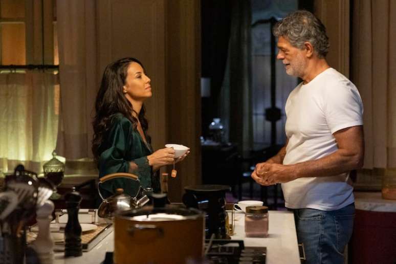 Zenilda e Rog&eacute;rio iniciam romance.