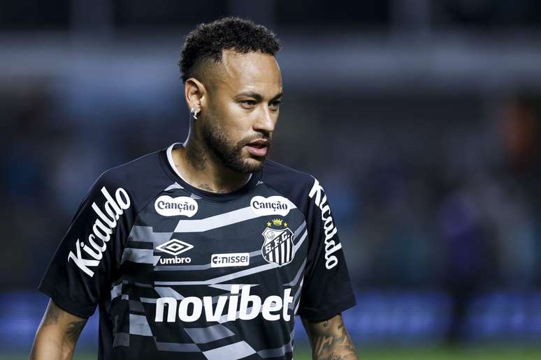 Neymar em aquecimento pelo Santos, na partida contra o Atl&eacute;tico-MG pelo Brasileir&atilde;o 