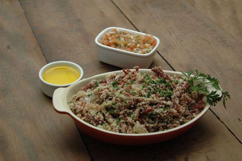 Farofa com carne assada 