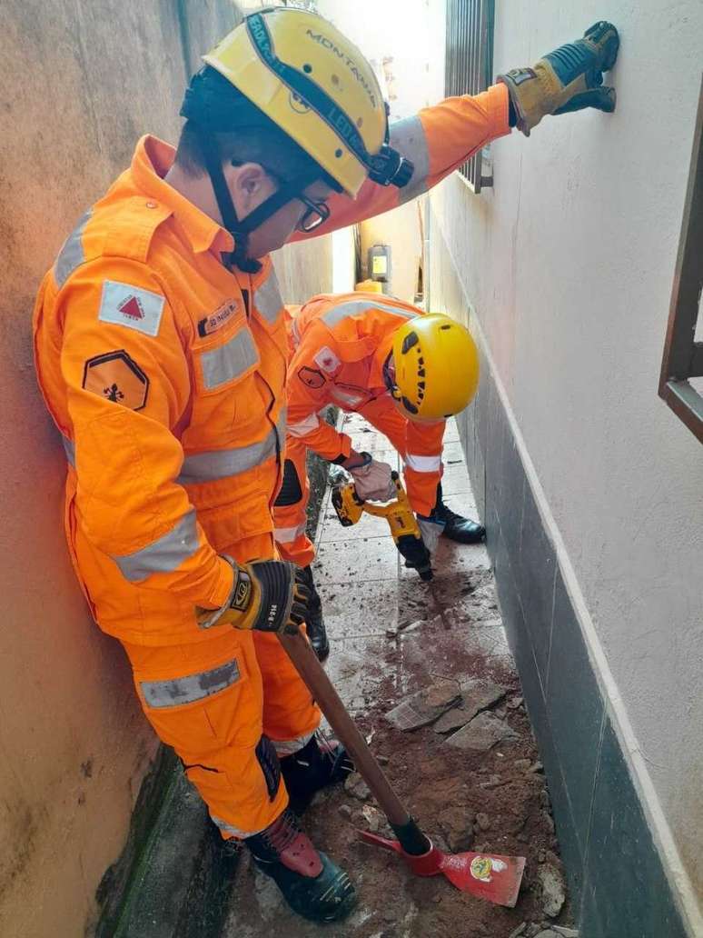 Bombeiros resgatam caso preso em tubula&ccedil;&atilde;o de casa em Arax&aacute; (MG)